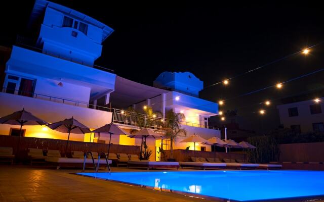 Esquire Hotel & Lounge