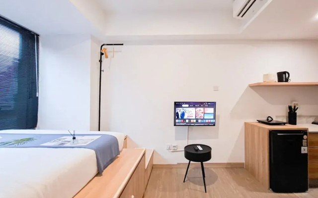 Modern And Bright Studio Apartment Collins Boulevard