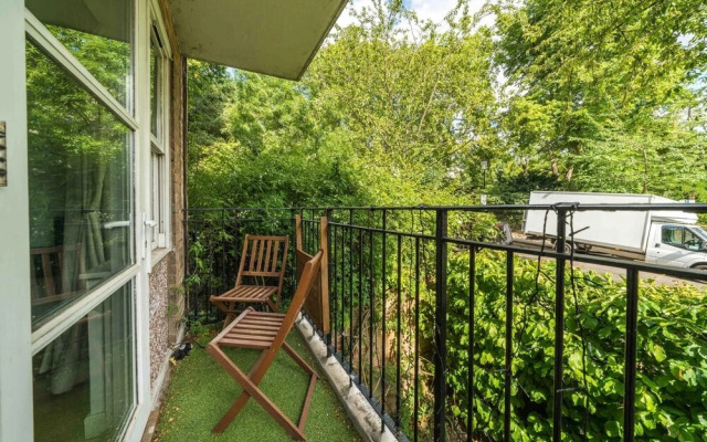 Lovely 1BD Flat + Private Balcony Near Portobello