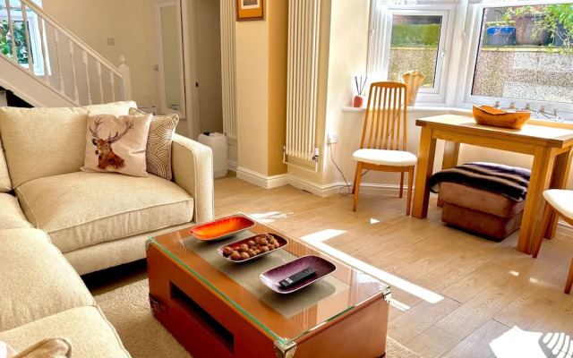 5 Guests - 2 Bedrooms - Free Parking - 1min Beach