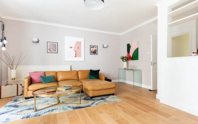 The Kensington Grove - Stylish 2BDR Flat with Private Patio