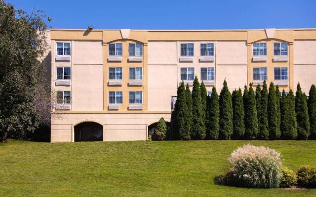 La Quinta Inn Suites White Plains Elmsford