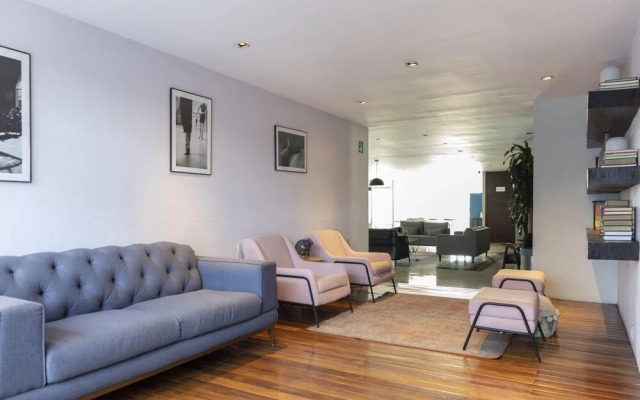 Bright and Modern Duplex With Amenities and Staff