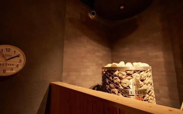 Rembrandt Cabin and Spa Shimbashi - Caters to Men