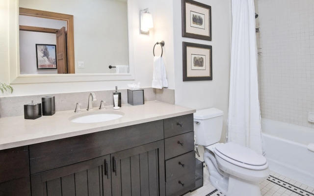 Snowlcoud 203 3 Bedroom Condo by Redawning