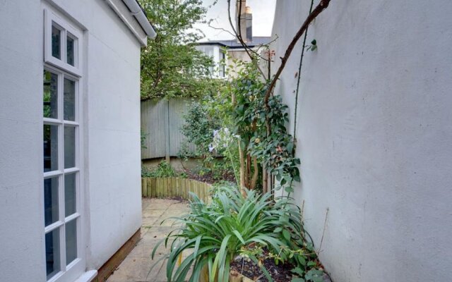 Light and Spacious Cottage, Located in the Pleasant Centre of Brighton