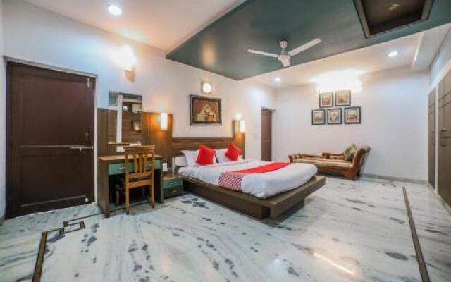 OYO 28310 Royal Stay