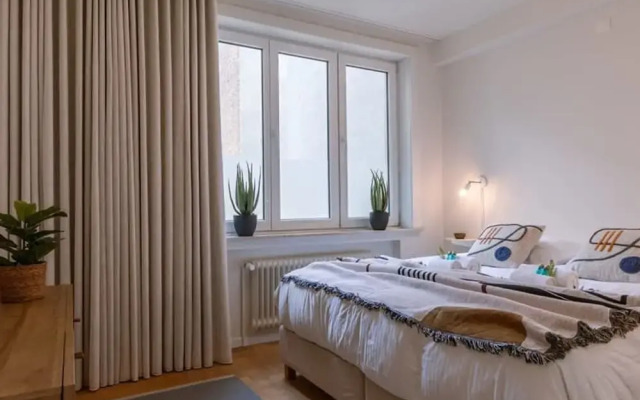Warm Cozy Lateral Seaview Apartment