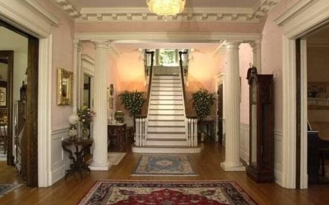 Federal Crest Inn B & B