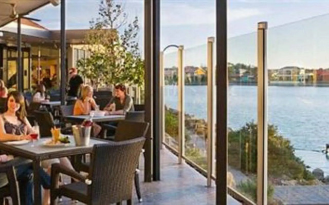 Lakes Hotel