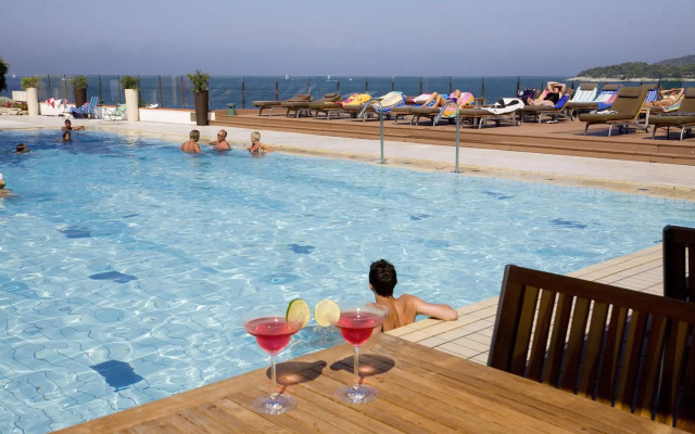 Splendid Golden Rocks Resort