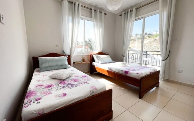 Modern Apartment Only 900m From Famous Venus Beach