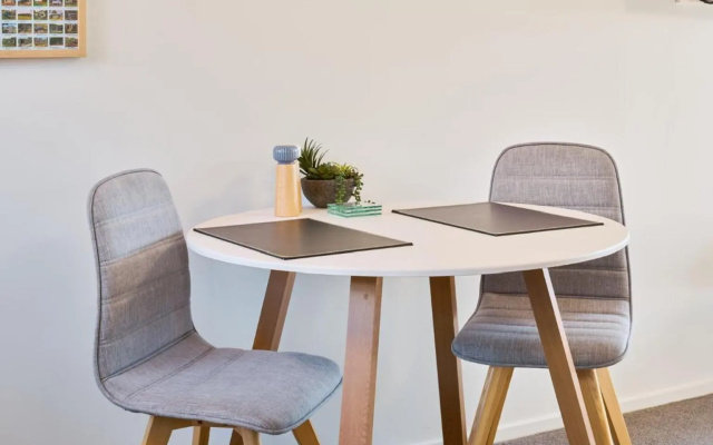 Wanaka Lake Studio (New) (Adults Only) – Guest Rooms – Wanaka
