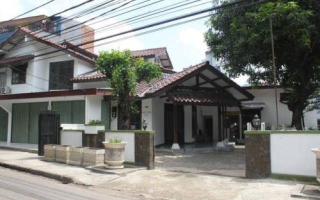 Elvia Guest House