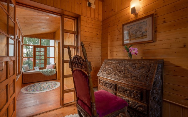 LohonoStays The White House at Zaznar
