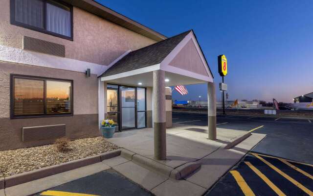 Super 8 by Wyndham Pratt