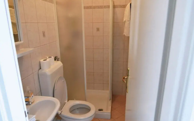 Scenic Retreat Rooms and Family Apartment