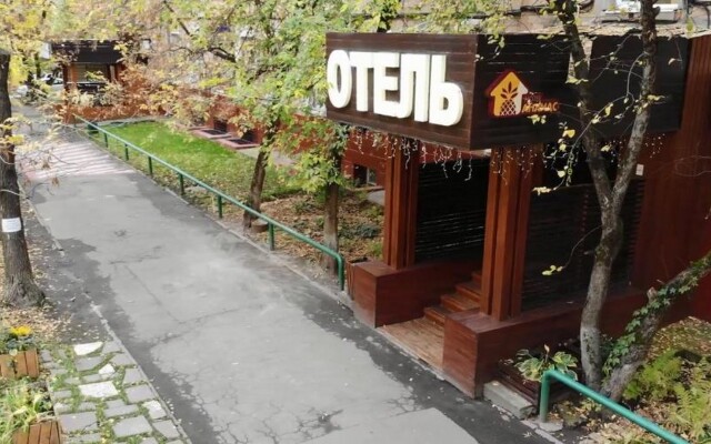 Отель «Ананас»