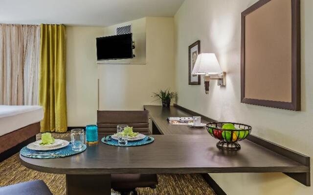 Candlewood Suites Lenexa - Overland Park Area, an IHG Hotel