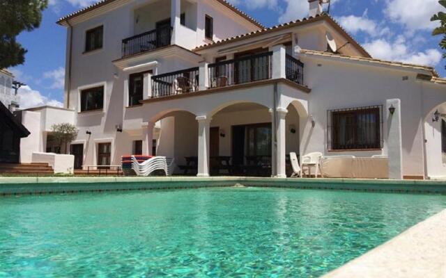 8381 - Large beach side villa in Marbella