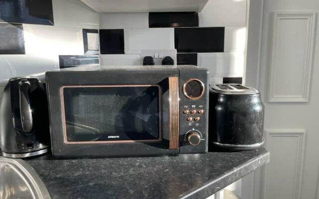 Modern 1 bed Apartment, 10 Mins to Leeds City Cent