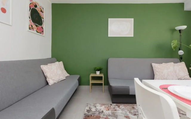 Warsaw Batuty Apartment by Renters