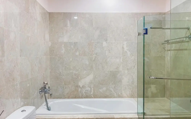 Spacious And Modern Look 3Br Bellezza Apartment