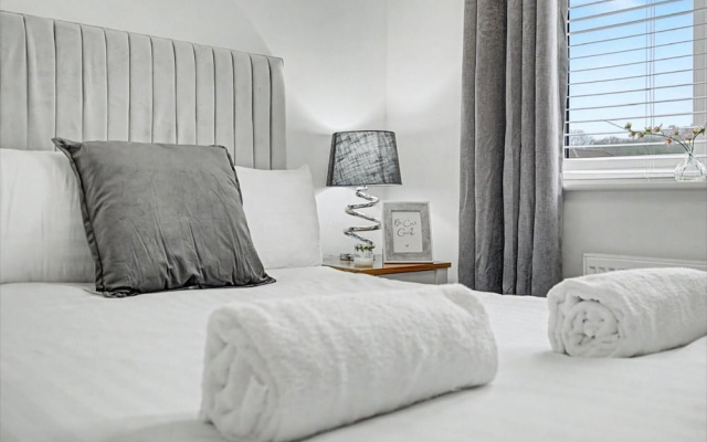 4-bed House, Sleeps 9 w/ Garden and Parking