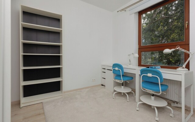 Spacious Apartment + Parking by Renters
