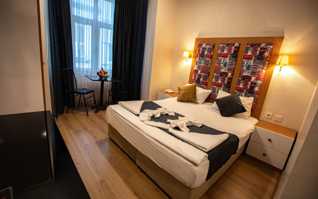 La Pazza Suites Hotel