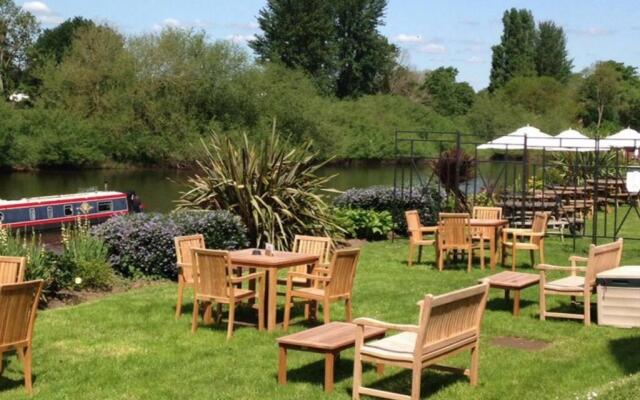 Unrivalled Location Five Star Worcester Apartment