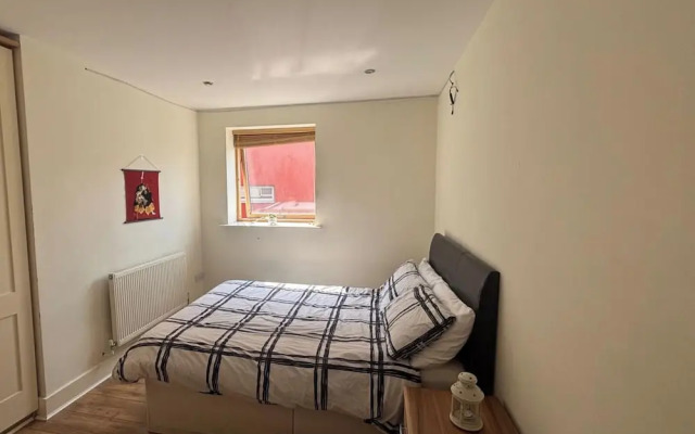 Central Dublin 2-bed Apartment -sleeps 5 & Parking