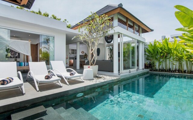 Villa Bronte Beachside Living in the Heart of Canggu Sleeps 4 pax Light and Bright Beautiful Modern Villa 100m From Beach