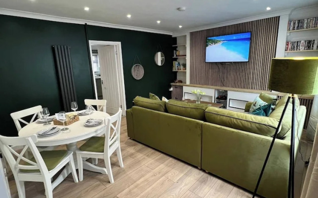 Monthly Stay 3 bed Bike Store Contractors