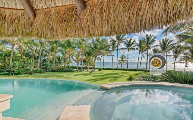Dazzling Beachfront Villa With Swim-up Bar