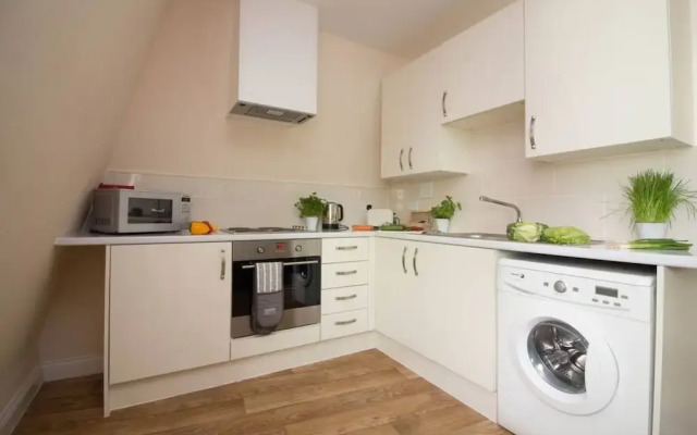 Stayzo Castle Penthouse 16- A Clean Fresh Modern Apartment With Free Wi-fi