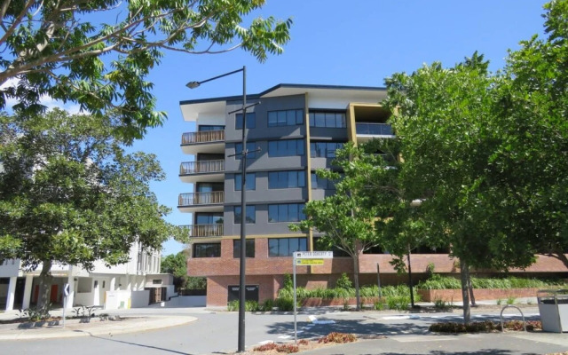 Modern 2 Bedroom Dutton Park Apartment With Balcony