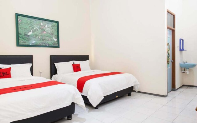 RedDoorz Plus near Jawa Timur Park 1
