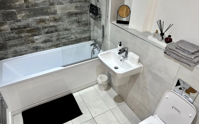 Stylish 2-bed Apt-private Parking-10mins to Centre