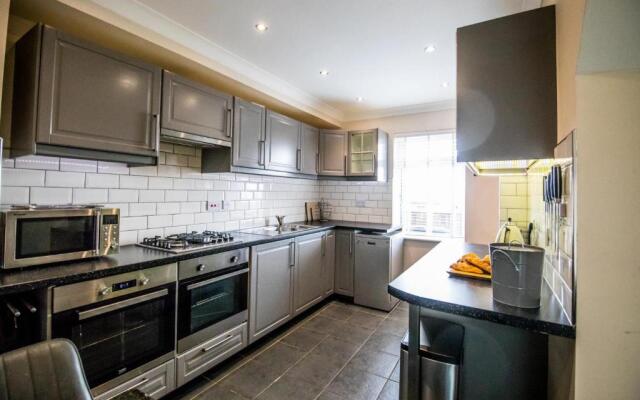 Stunning 2BD Family Retreat Swansea