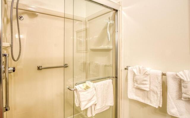 02101 - 1 LaCanada Lane