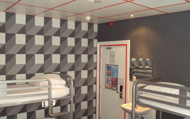 The Flying Pig Uptown Hostel