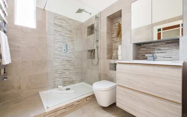 The Finsbury Park Arms - Elegant 2BDR Flat with Garden