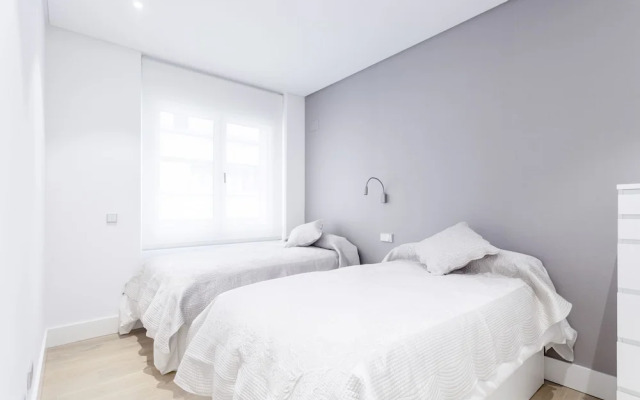 Velazquez Apartments by FlatSweetHome