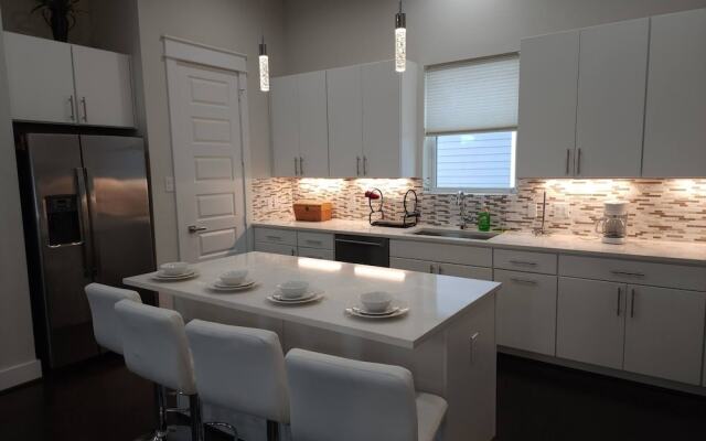 "modern 3bed Townhome. Near Nrg"