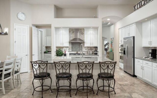 Minnezona Elegant Home w Poolside Retreat