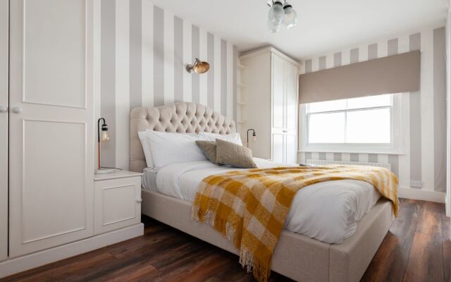 The South Kensington Mews - Lovely & Bright 5BDR Kensington Mews