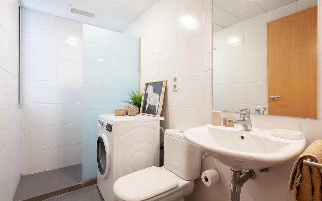 MARIA · Stylish 2 BR apartment with private roof terrace