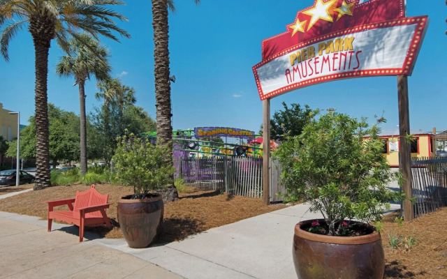 140 Feet To White Sandy Beaches! Newly Renovated! Pool! Grill!