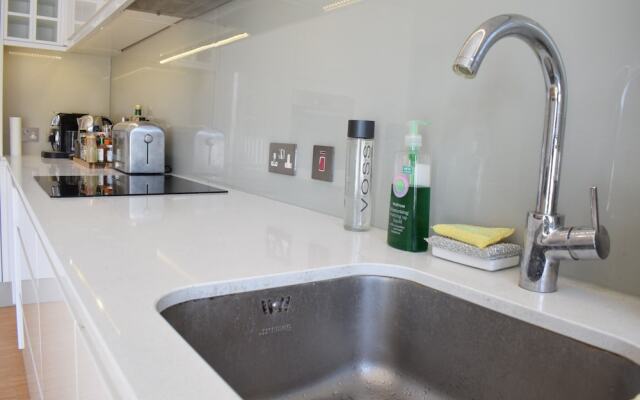 Modern 2 Bedroom Flat With Balcony